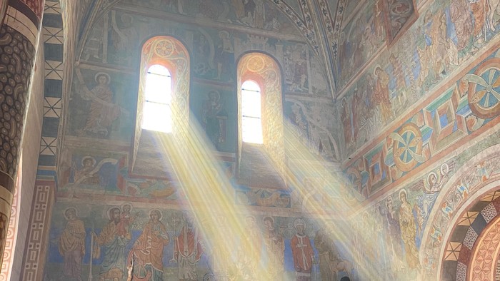 Prachtvoll verzierte Kircheninneraum mit Sonnenlicht