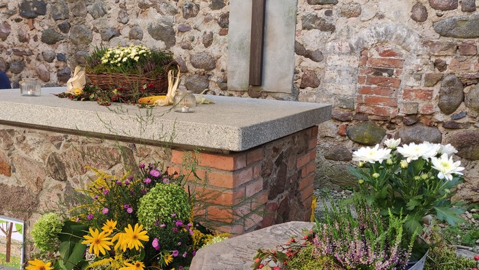 Blumen vor und auf dem Altar in der Kirchenruine Lichtenberg.
