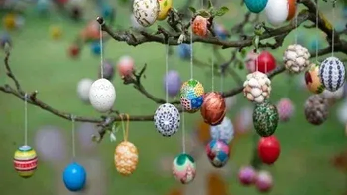 Bunte Ostereier hängen an einem Baum