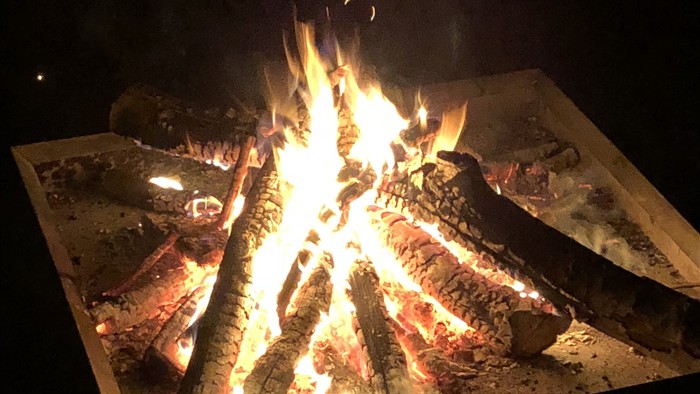 Ein Lagerfeuer brennt hell in der Dunkelheit