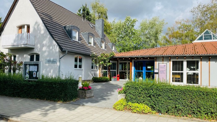 Zwei Häuser mit Garten und Terrasse, sonniger Tag