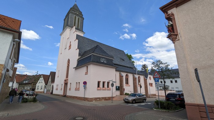 Kirche_St_Georg_Ruesselsheim.jpg