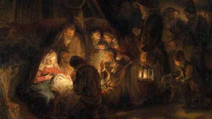 Jesusbarnet i krybbe, det lyser fra ham op på de mennesker der kigger ned på ham