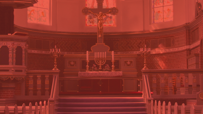 En pragtfuld trappe i en historisk bygning med udsmykkede gelændere og krystallysekroner.