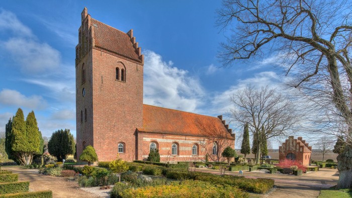 Glim Kirke set fra sydvest