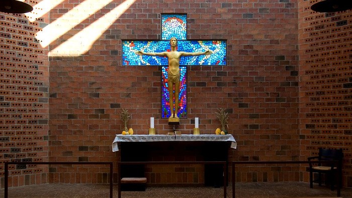 Alter i kirke med lysende glassvindue