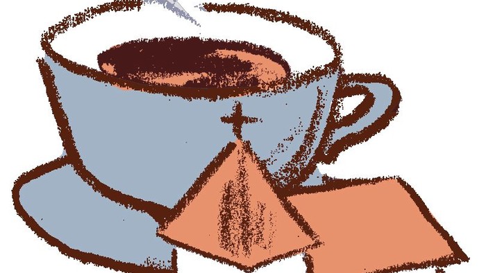 Eine dampfende Tasse Kaffee steht neben einem kleinen Haus.