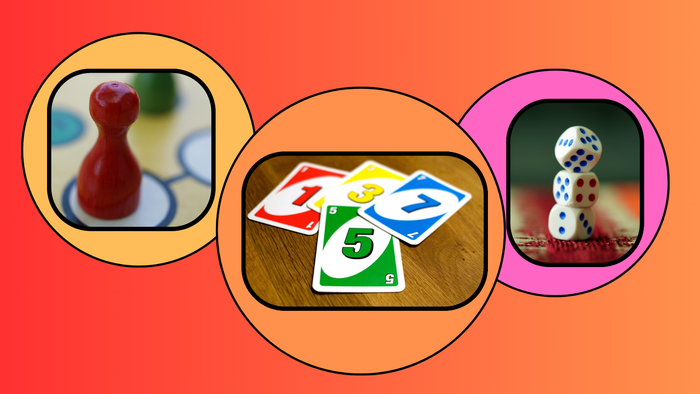 Das Bild zeigt Spielsteine, Karten und eine Schneemannfigur