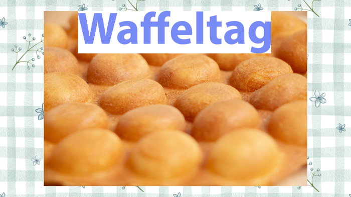 Goldbrauner Waffeltag mit vielen kleinen, runden Löchern auf blau-weißem kariertem Hintergrund.