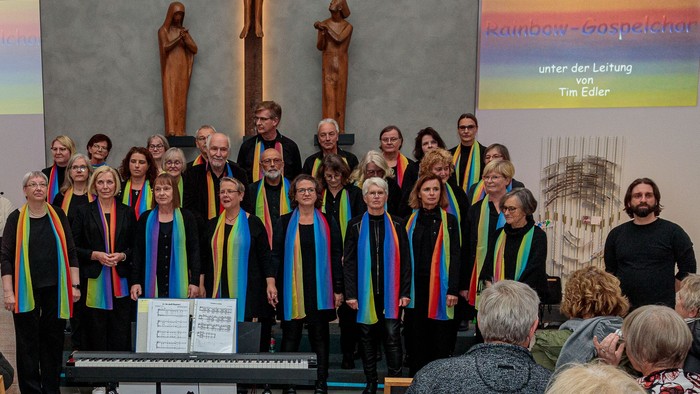 Ein gemischter Chor singt in einer Kirche