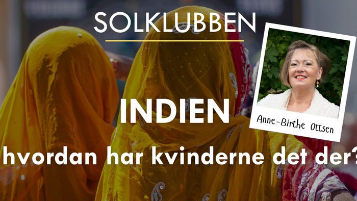 Arrangementsbanner om Indiens kvinders og børns vilkår med traditionelt tøj og et foto af en taler.