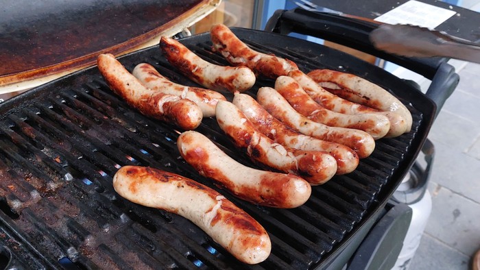 Grillen mit Würstchen auf einem Grillgerät