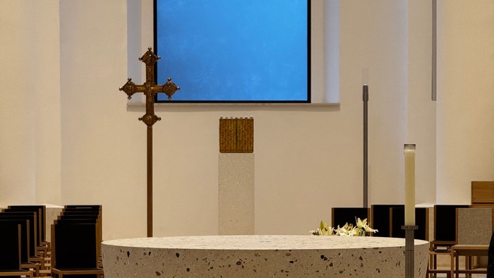 Altar, Kreuz und Tabernakel der St. Hedwigs-Kathedrale