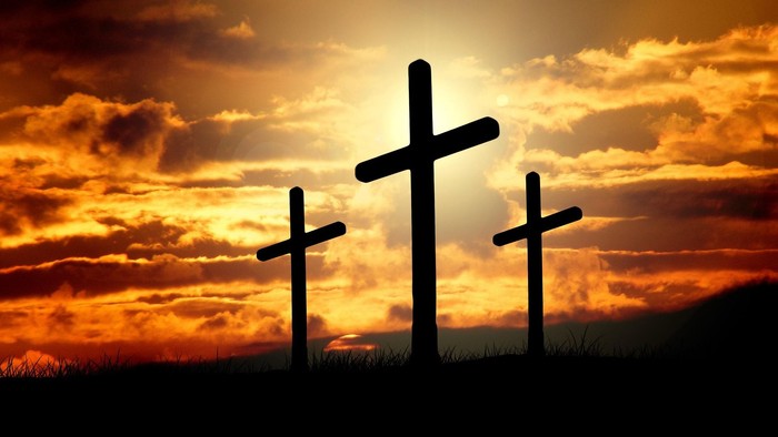 Drei Kreuze im Sonnenuntergang