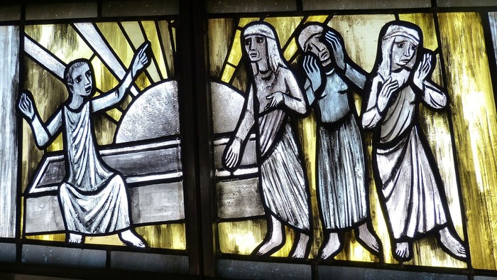 Kirchenfester mit leerem Grab und auferstandenem Jesus