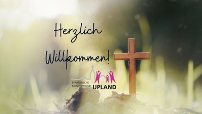 Ein einladendes Schild auf Deutsch mit einem Kreuz und dem Logo einer Kirchengemeinde, vor einem unscharfen Naturhintergrund.