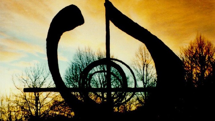 Sonnenaufgang hinter Skulptur