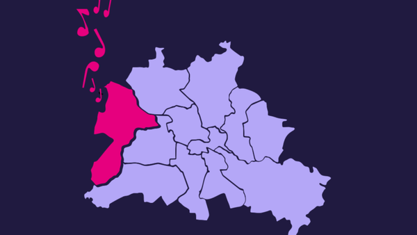 Werbeplakat für 12 Bezirks-Konzerte in Spandau am 10. Oktober 2026 vor der St.-Nikolai-Kirche.