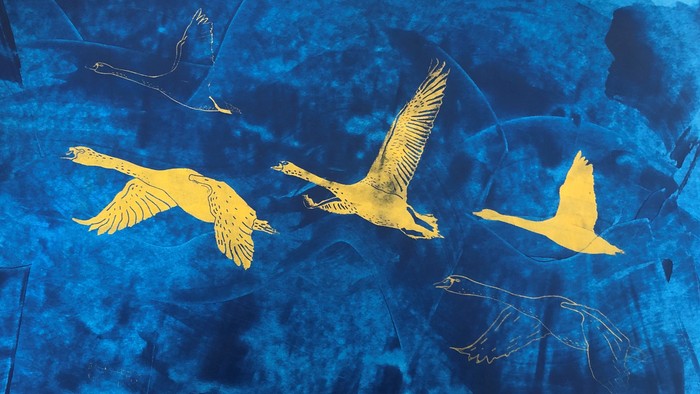 Lebhaft gelbe Vögel, die vor einem tiefblauen, abstrakten Himmel mit filigranen Mustern aufsteigen.