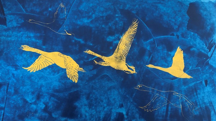 Lebhaft gelbe Vögel, die vor einem tiefblauen, abstrakten Himmel mit filigranen Mustern aufsteigen.