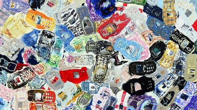 Bunte Auswahl verschiedener Sneaker und Schuhe, dicht und überlappend angeordnet.