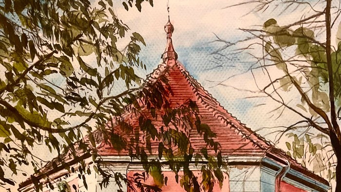 Idyllische Kapelle mit rotem Dach, umgeben von einem ruhigen, blättrigen Friedhof mit Grabsteinen.