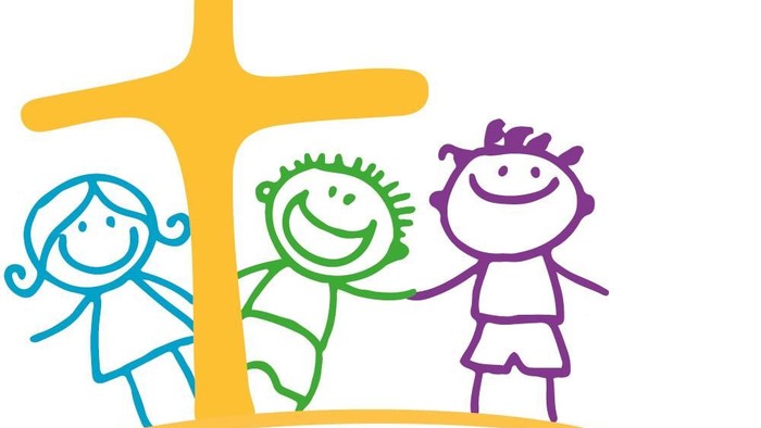 Das Bild zeigt drei Kinder vor einem Kreuz mit dem Text 