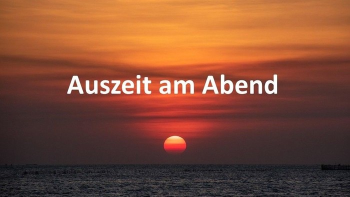 Ein atemberaubender Sonnenuntergang über dem Ozean mit dem Spruch *„Auszeit am Abend“*, was auf Deutsch *„Abendpause“* bedeutet.