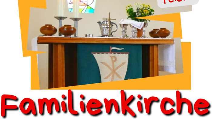 Das Bild zeigt eine Familienkirche mit bunten Fenstern und einem Altar mit Kerzen und Blumen