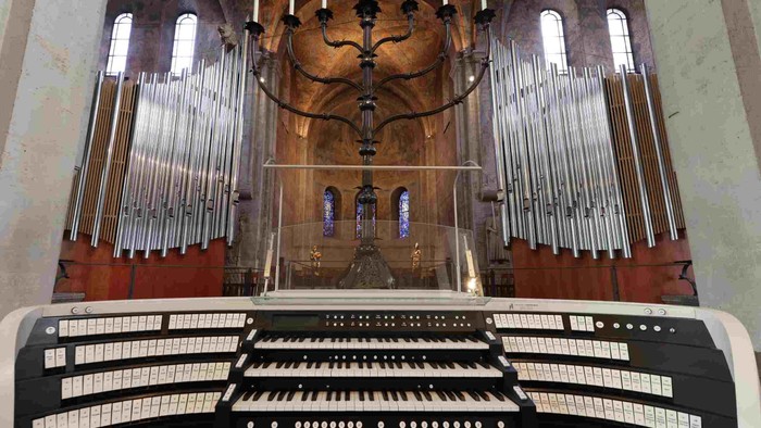 Blick in Richtung des Hohen Chores im Braunschweiger Dom mit Siebenarmigen Leuchter und Chororgel, im Vordergrund der Spieltisch der Chororgel