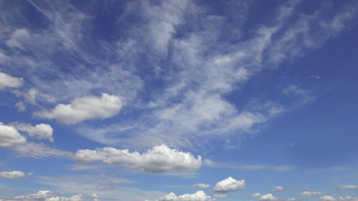 Weicher blauer Himmel mit flauschigen weißen Wolken