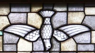 Buntes Kirchenfenster mit Kelch und Taube
