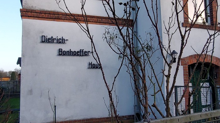 Haus mit weißer Fassade und braunen Fensterläden