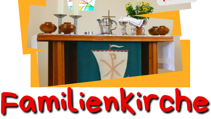 Das Bild zeigt eine Familienkirche mit bunten Fenstern und einem Altar mit Kerzen und Blumen