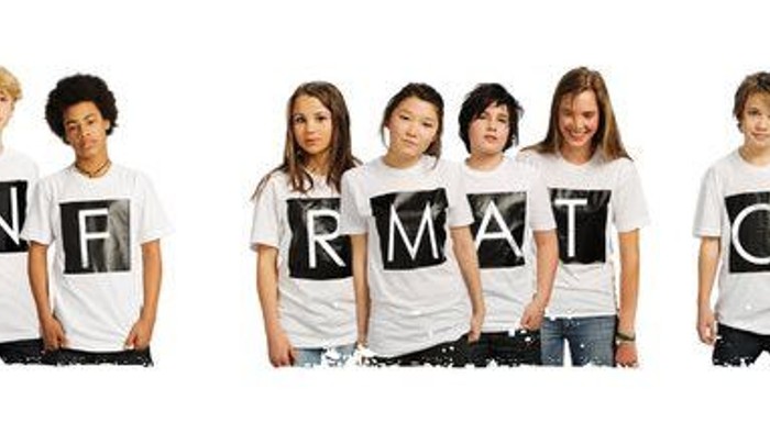 Fire grupper af børn med t-shirts med ordet 