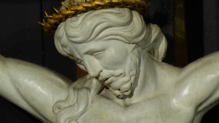 Die Statue eines Mannes mit Krone und Bart.