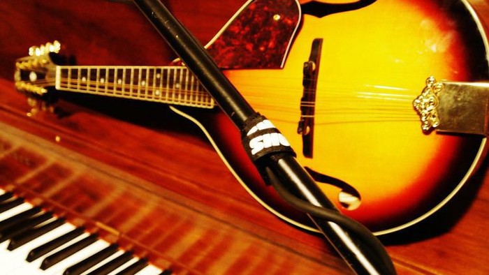 Et guitar og et piano.