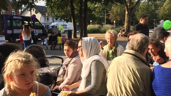 Menschen sitzen auf Bänken im Park