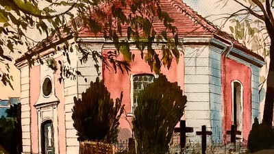 Idyllische Kapelle mit rotem Dach, umgeben von einem ruhigen, blättrigen Friedhof mit Grabsteinen.