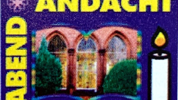 Das Bild zeigt den Andachtsraum einer Kirche mit Kerze und Gebetsbuch