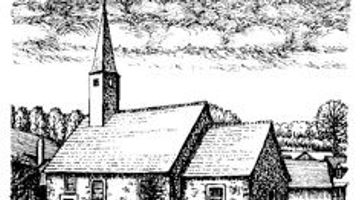 Eine schlichte, ländliche Kirche mit hohem Kirchturm vor einem bewaldeten, ländlichen Hintergrund.