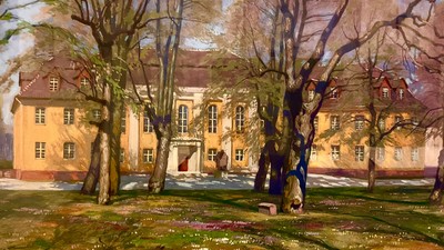 Ein charmantes historisches Gebäude, umgeben von kahlen Bäumen in einer ruhigen, parkähnlichen Umgebung.