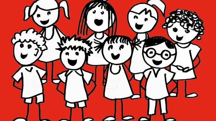 Eine Gruppe von Kindern steht vor einem roten Hintergrund