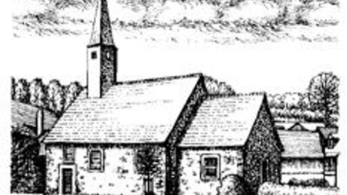 Eine schlichte, ländliche Kirche mit hohem Kirchturm vor einem bewaldeten, ländlichen Hintergrund.