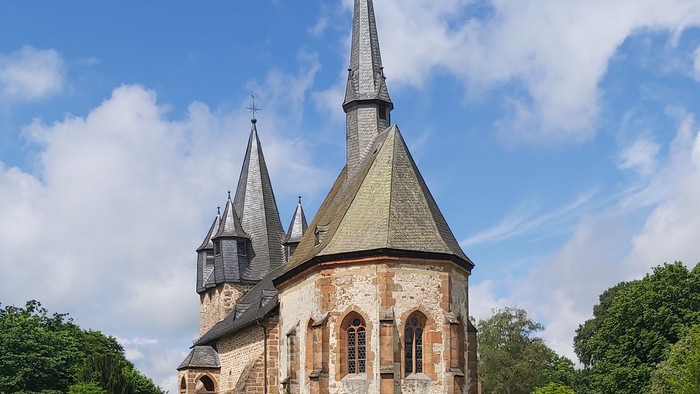 Kirche mit zwei Türmen und Friedhof davor
