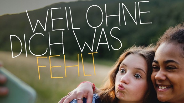 Zwei Freundinnen machen ein Selfie in der Natur