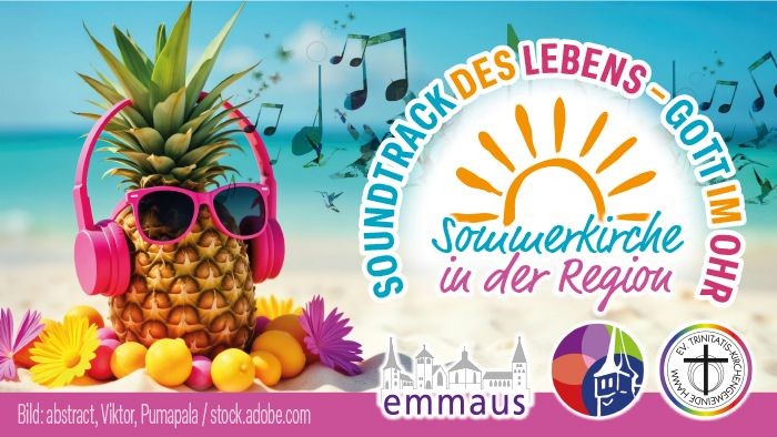Eine Ananas mit Kopfhörern und Sonnenbrille bewirbt ein sommerliches Kirchenfest mit musikalischen Noten und tropischem Flair.