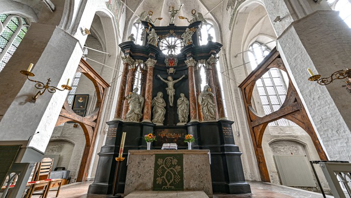 Großartiger Kirchenaltar mit detaillierten Schnitzereien und Statuen in einer hohen, gewölbten Kirche