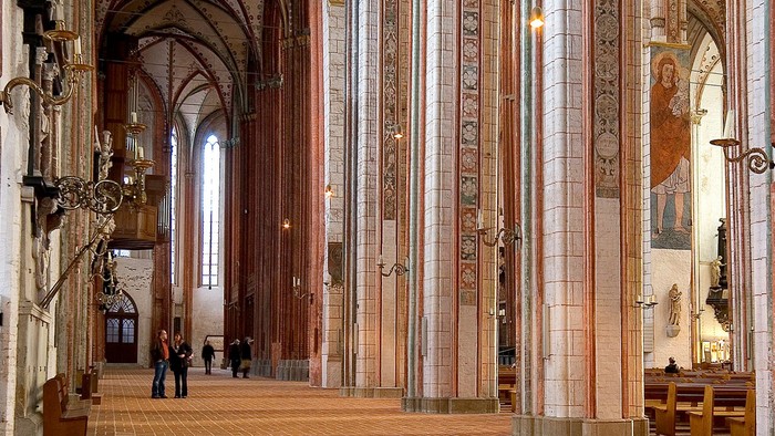 Großartige Kathedrale mit hohen Säulen und gewölbten Decken.