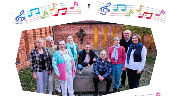 Eine fröhliche Gruppe älterer Musiker, die sich im Freien mit Musiknoten-Dekorationen zusammen fotografieren lassen.